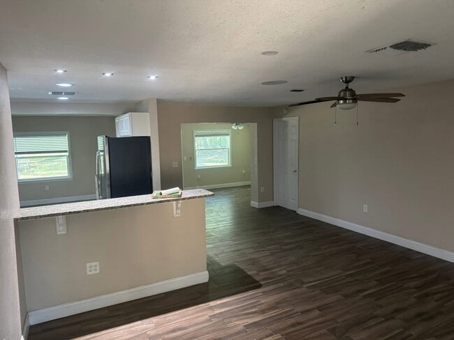 9334 Sacramento Dr in New Port Richey, FL - Foto de edificio - Building Photo