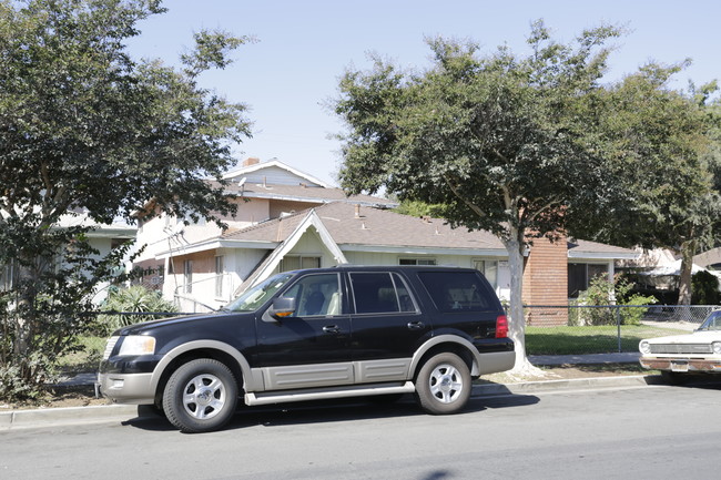 17121 Oak Ln in Huntington Beach, CA - Foto de edificio - Building Photo