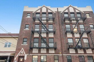 39-21 57th St-Unit -B1 B4 in Queens, NY - Building Photo - Building Photo