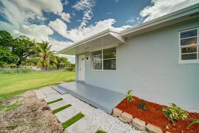 5613 SW 27th St-Unit -1 in West Park, FL - Building Photo - Building Photo