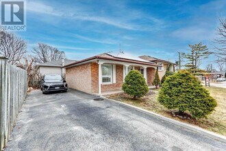 1 Wagner Dr in Toronto, ON - Building Photo - Building Photo