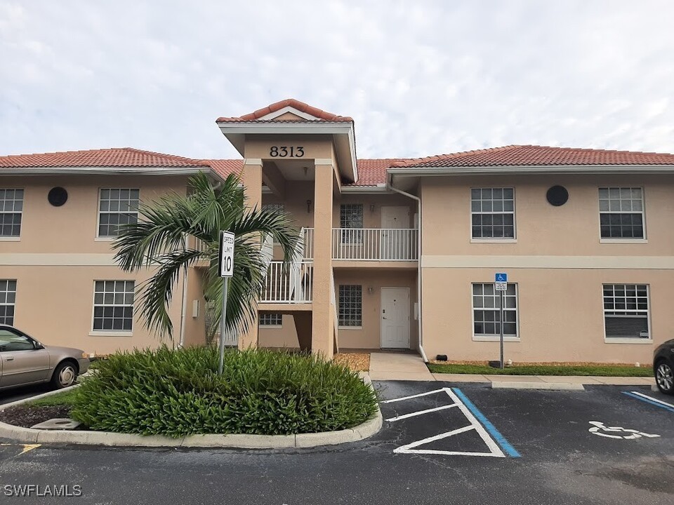 8313 Bernwood Cove Loop in Ft. Myers, FL - Foto de edificio