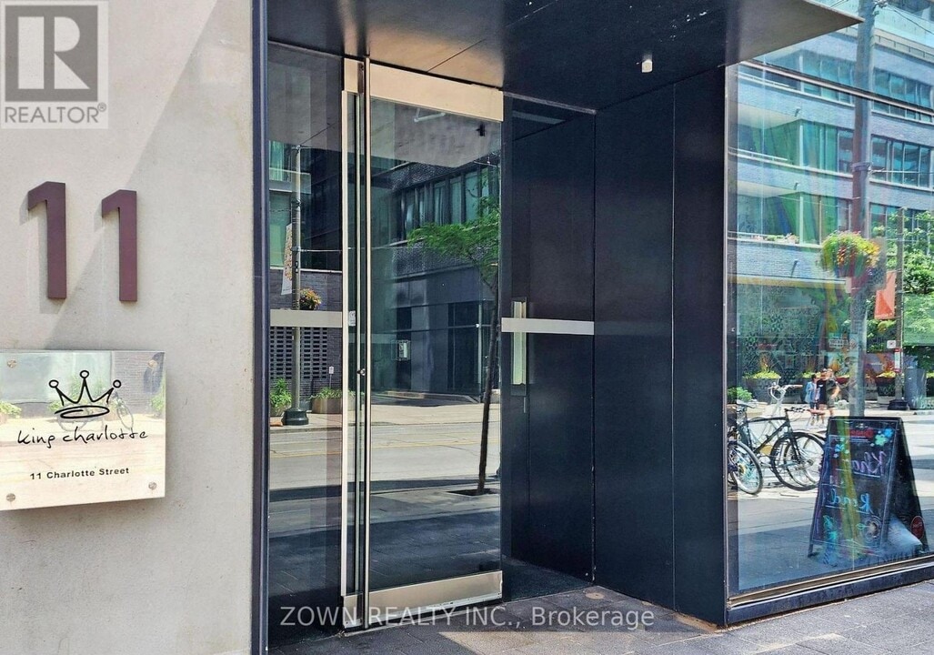 11 Charlotte St in Toronto, ON - Building Photo