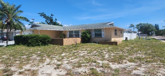 7628 Gulf Highlands Dr in Port Richey, FL - Building Photo - Building Photo