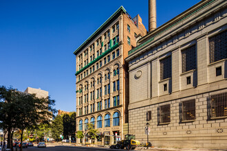 100-104 Saint-Antoine O in Montréal, QC - Building Photo - Building Photo