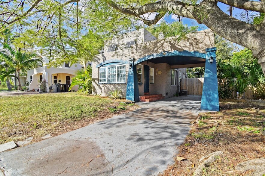 310 Columbia Dr in Lake Worth Beach, FL - Foto de edificio