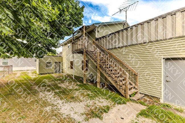 property at 820 W 15th St