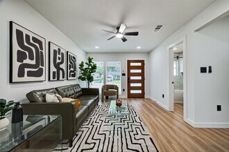 7131 Mobud Dr in Houston, TX - Foto de edificio - Building Photo