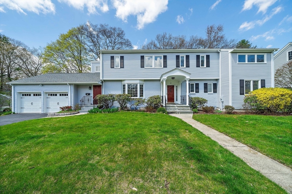 28 Mansfield Rd in Wellesley, MA - Building Photo