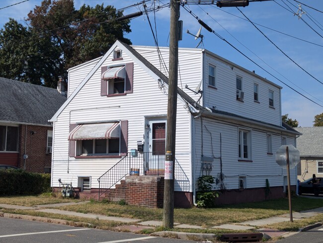 66 Caroline St, Unit 2 in Woodbridge, NJ - Building Photo - Building Photo