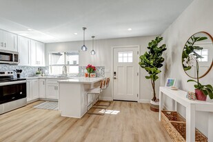 940 Law St in San Diego, CA - Building Photo