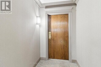 2 Maison Parc Ct in Vaughan, ON - Building Photo - Building Photo