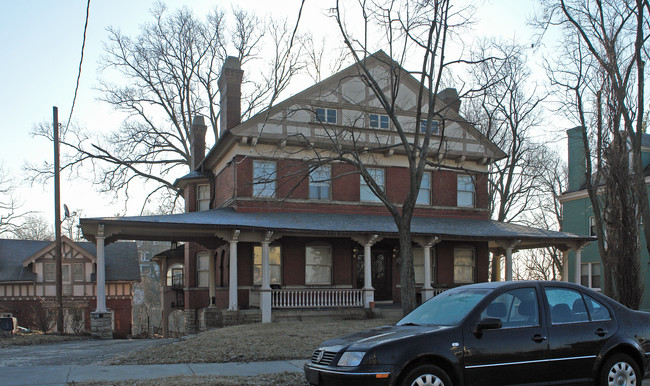 2304 Upland Pl in Cincinnati, OH - Foto de edificio - Building Photo