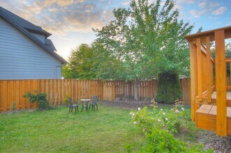 2727 N Crater Ln in Newberg, OR - Foto de edificio - Building Photo