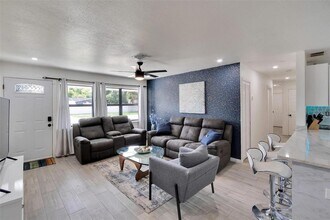 4731 W Montgomery Ave in Tampa, FL - Foto de edificio - Building Photo