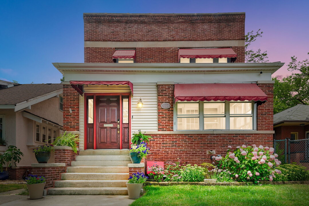 7316 S Paxton Ave in Chicago, IL - Foto de edificio