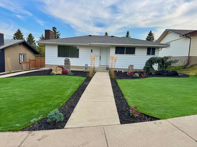 1035 Hunterdale Pl NW in Calgary, AB - Building Photo - Building Photo