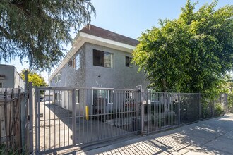 14628 Delano in Van Nuys, CA - Foto de edificio - Building Photo