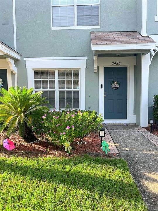 2435 Lake Woodberry Cir in Brandon, FL - Building Photo