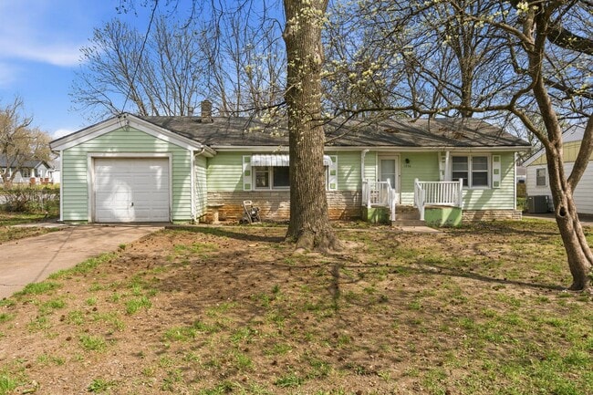 property at 1736 N Kentwood Ave