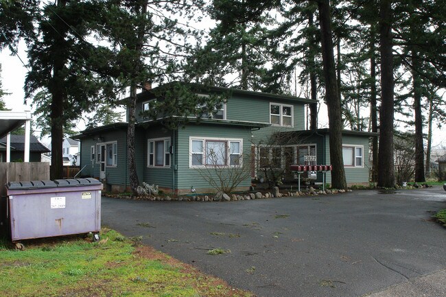 13127 NE Halsey St in Portland, OR - Building Photo - Building Photo