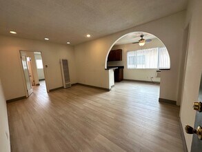 12618 Pacific Ave in Los Angeles, CA - Foto de edificio - Building Photo