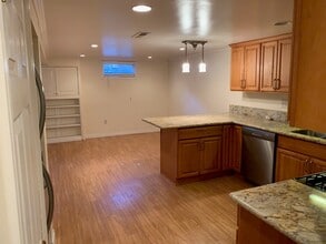 1409 NE 71st Ave, Unit B in Portland, OR - Foto de edificio - Building Photo