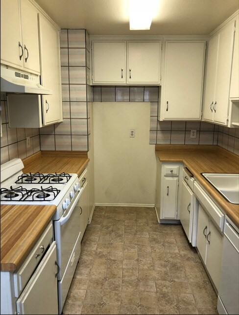 10926 Huston St in North Hollywood, CA - Building Photo - Building Photo