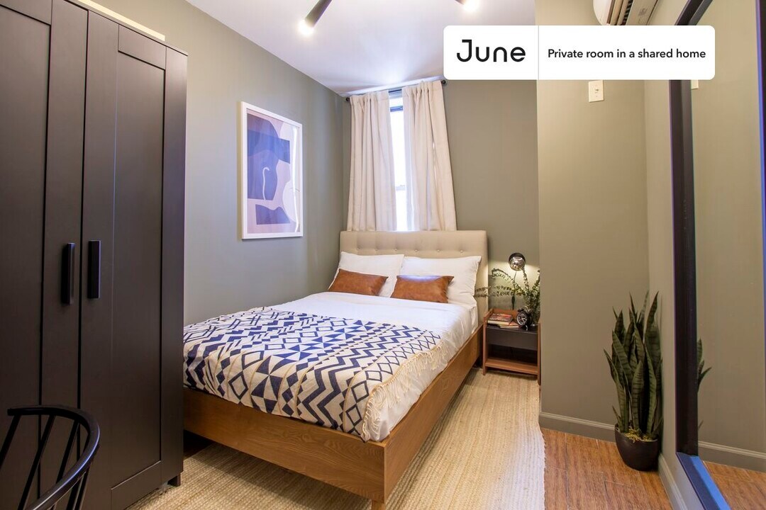Room in Shared 3 bed/1 bath home in New York, NY - Building Photo
