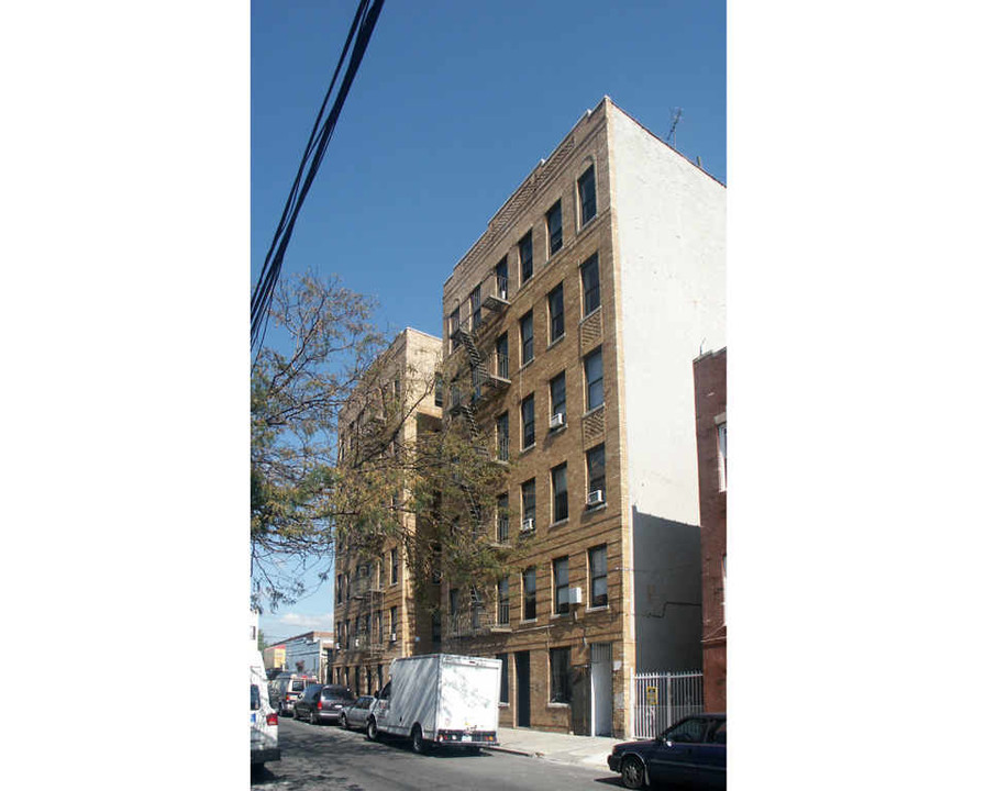 2446 Lyvere St in Bronx, NY - Building Photo