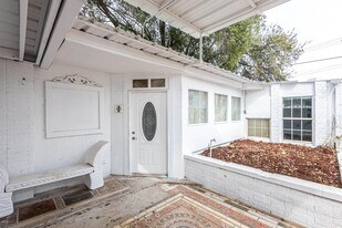 1420 Corpus Christi St in Laredo, TX - Building Photo