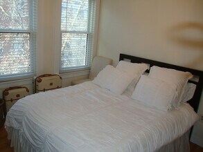 32 Grove St, Unit 7 in Boston, MA - Foto de edificio - Building Photo