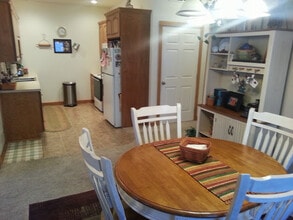 1001 W 4th St in Pella, IA - Building Photo - Building Photo