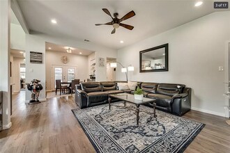 7713 Salzburg Dr in Rowlett, TX - Foto de edificio - Building Photo
