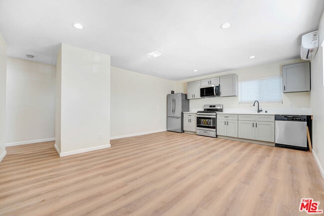 845 N Hagar St in San Fernando, CA - Building Photo - Building Photo