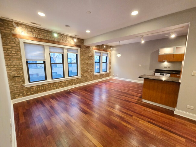 1360 W Estes Ave, Unit Sun-Drenched 1BR Condo wi in Chicago, IL - Building Photo - Building Photo