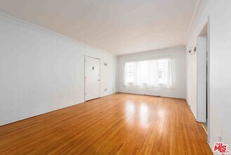 413 1/2 N Gardner St in Los Angeles, CA - Building Photo - Building Photo