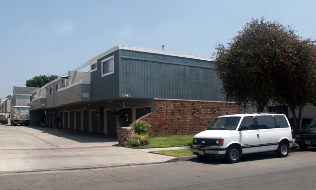 7941 Stark St in Huntington Beach, CA - Foto de edificio - Building Photo