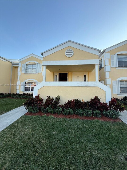 2260 SE 27th Dr in Homestead, FL - Building Photo