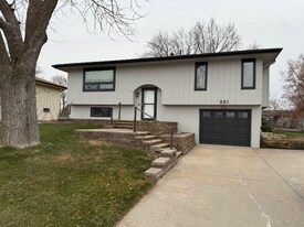 221 E Glenmore Dr in Gretna, NE - Building Photo