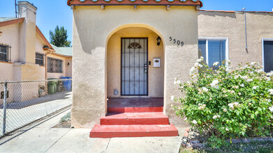 5507-5509 S Manhattan Plz in Los Angeles, CA - Building Photo - Building Photo