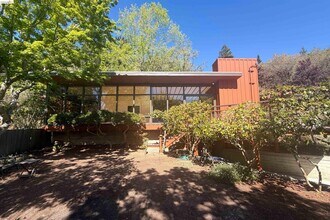 25 Sunset Dr in Kensington, CA - Building Photo - Building Photo