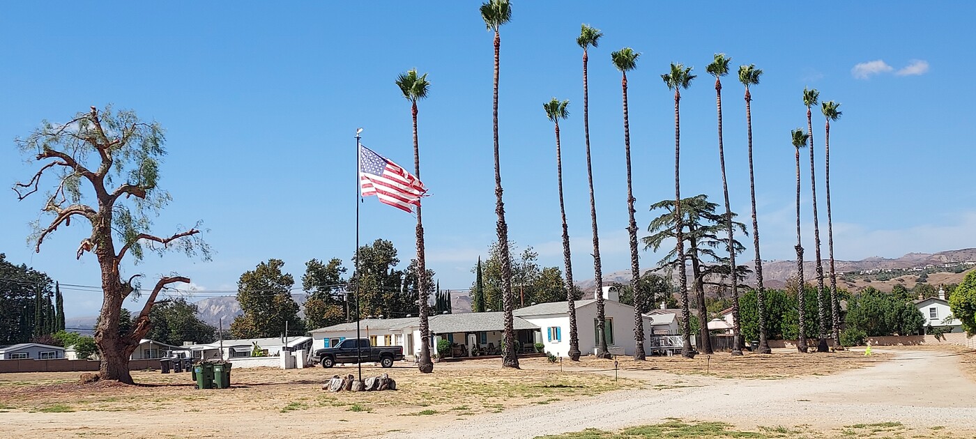 6135 Katherine Rd, Unit Middle Section in Simi Valley, CA - Building Photo