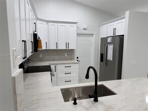 1560 Canary Island Dr in Weston, FL - Building Photo - Building Photo