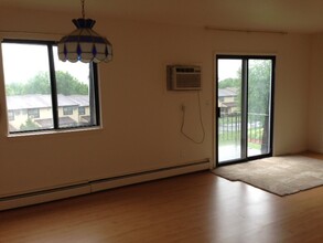 2408 Cherry Hill Dr, Unit 2408 in Arlington, NY - Building Photo - Building Photo