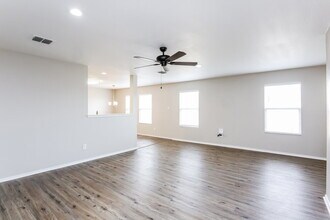 16737 Woodside Dr in Justin, TX - Foto de edificio - Building Photo