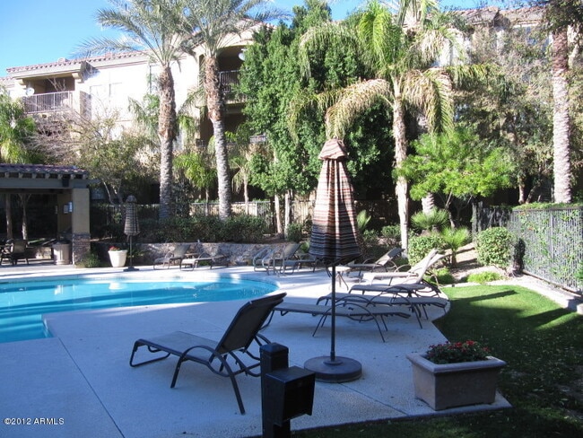 5302 E Van Buren St, Unit 3059 in Phoenix, AZ - Foto de edificio - Building Photo