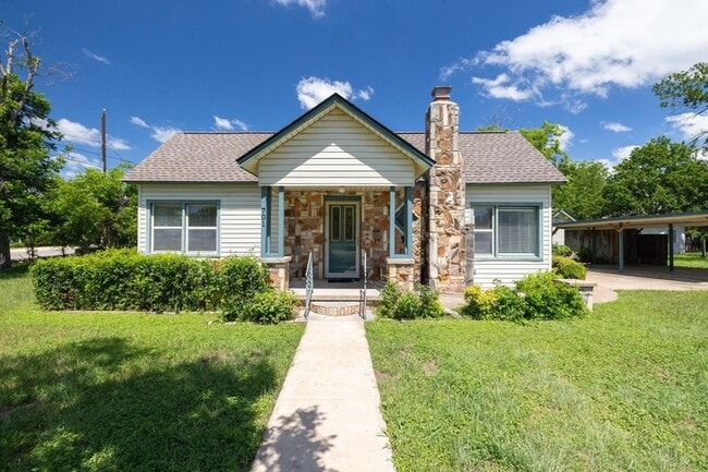 property at 701-1/2 Walnut St