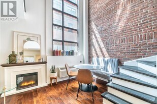 21 Earl St in Toronto, ON - Building Photo