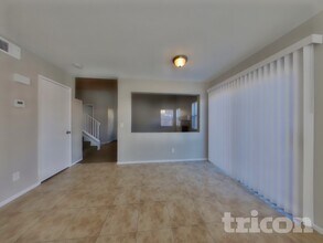 25172 Omaha Dr in Moreno Valley, CA - Foto de edificio - Building Photo